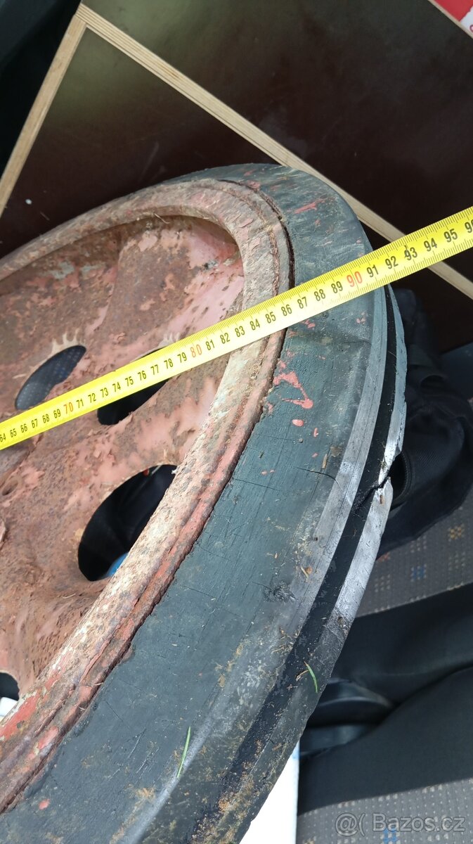 Prodám kolo z vojenského vozu Famo 18tun. - 2