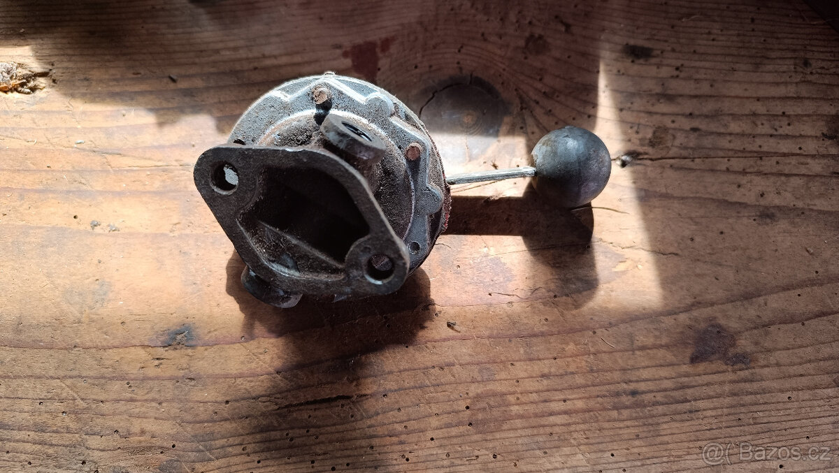 DKW Munga - ruční benzínová pumpa - 2