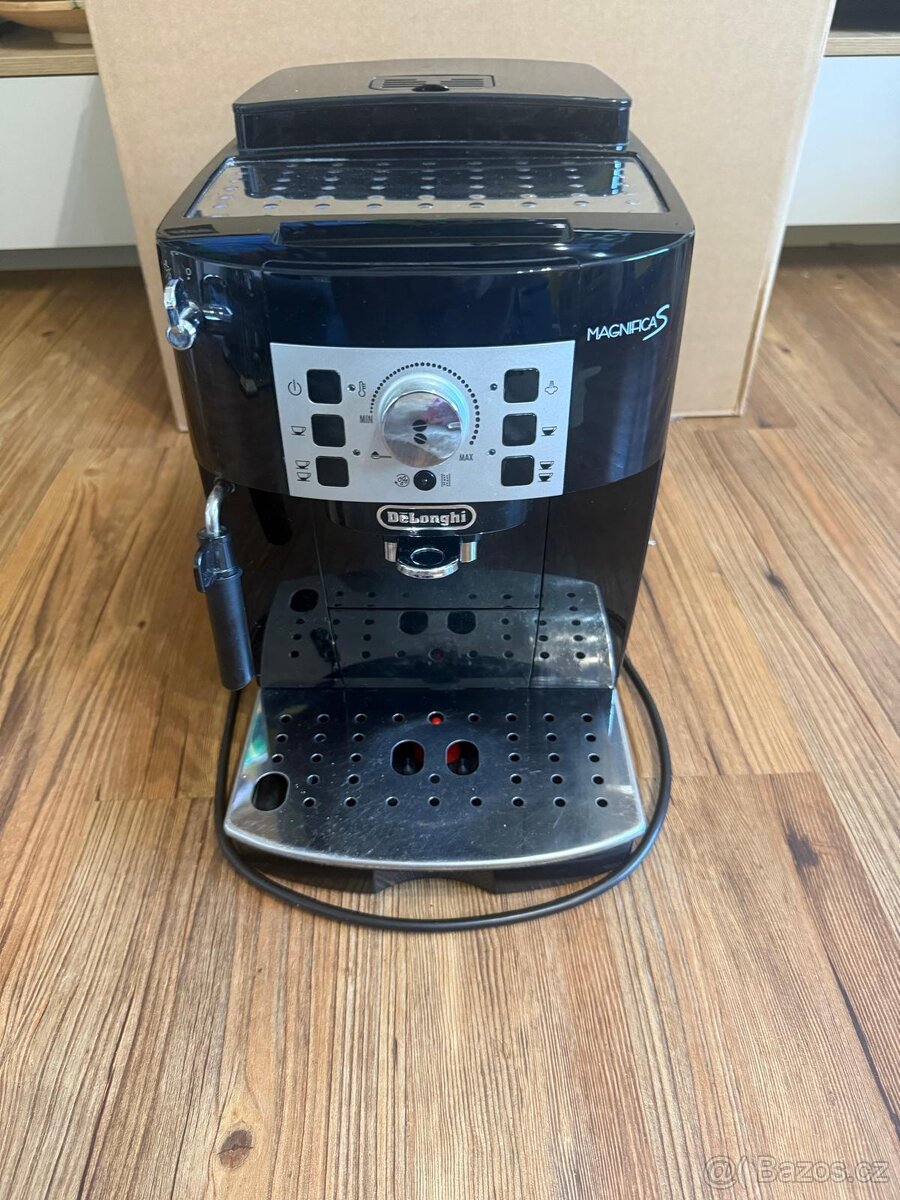 Prodám kávovar Delonghi Magnifica S - 2