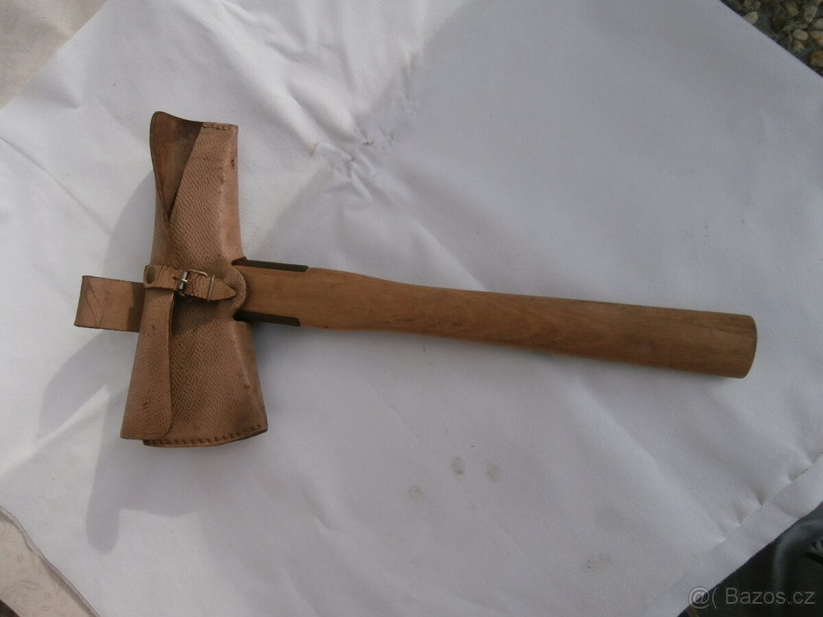 Hasičská sekyrka stará originální za 1.000 kč - 2