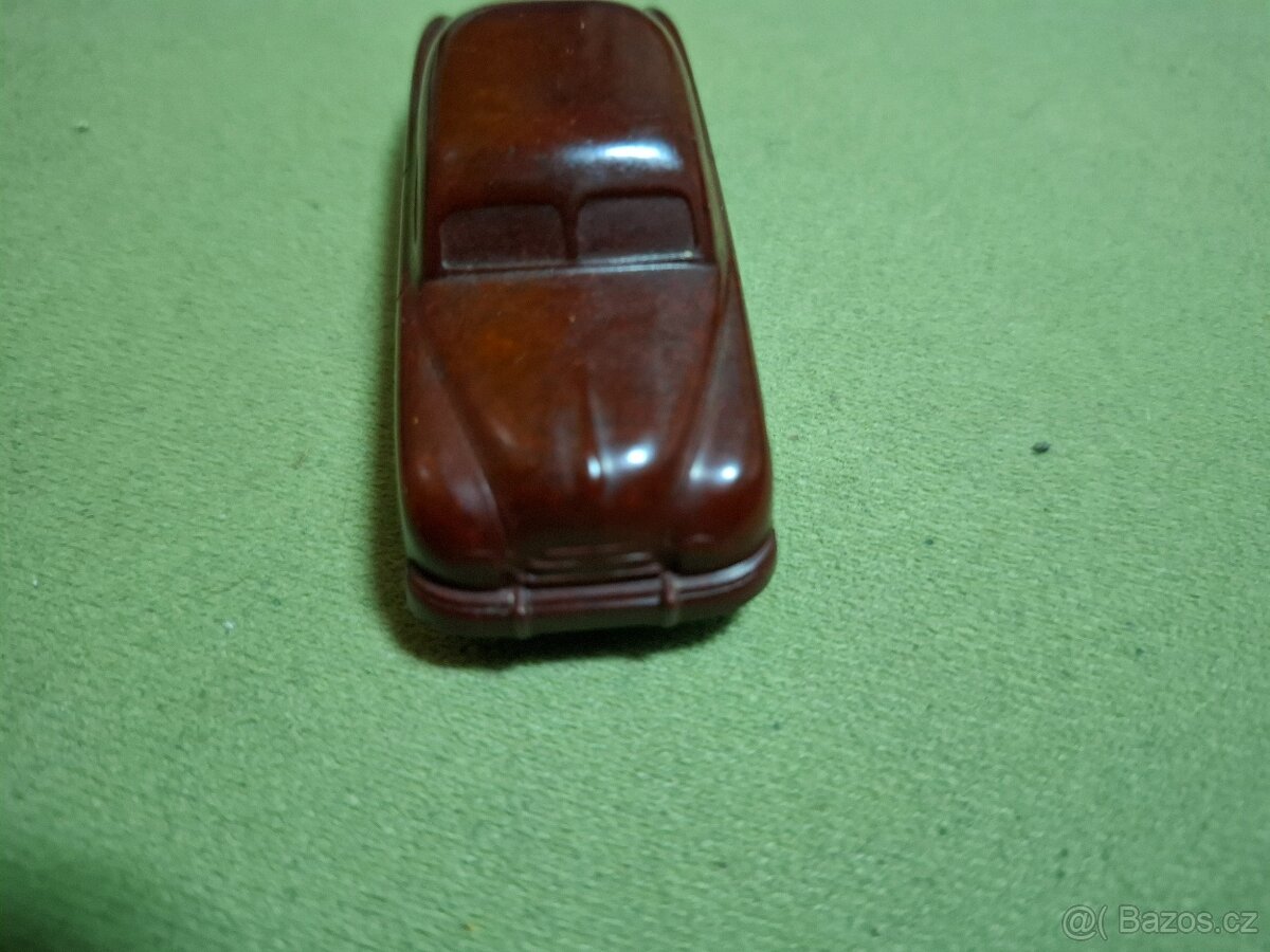 Retro bakelitové autíčko směr - 2