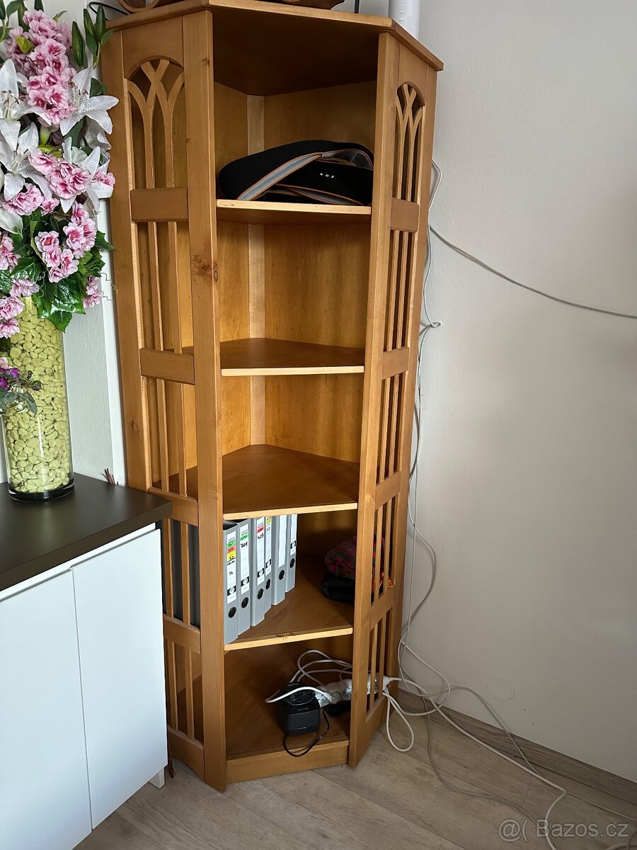 Dřevěná rohová police -masiv - 2