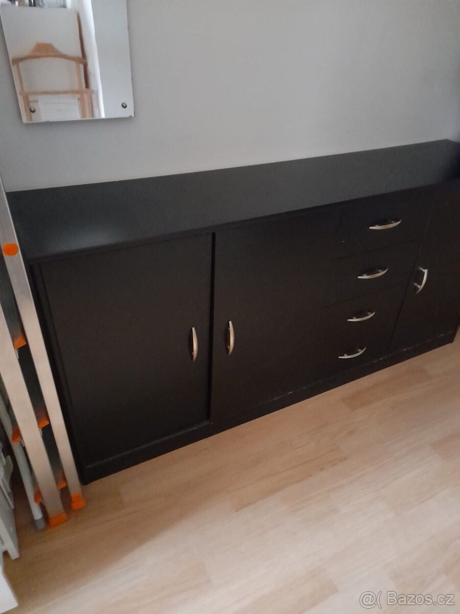 Černá komoda - 2