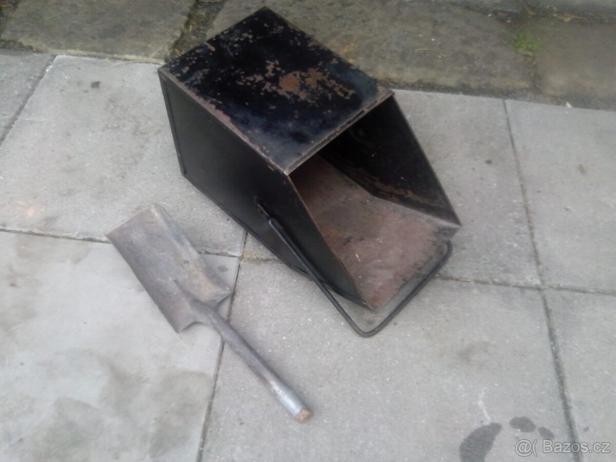 Uhlák na kolečkách + lopatka - 2