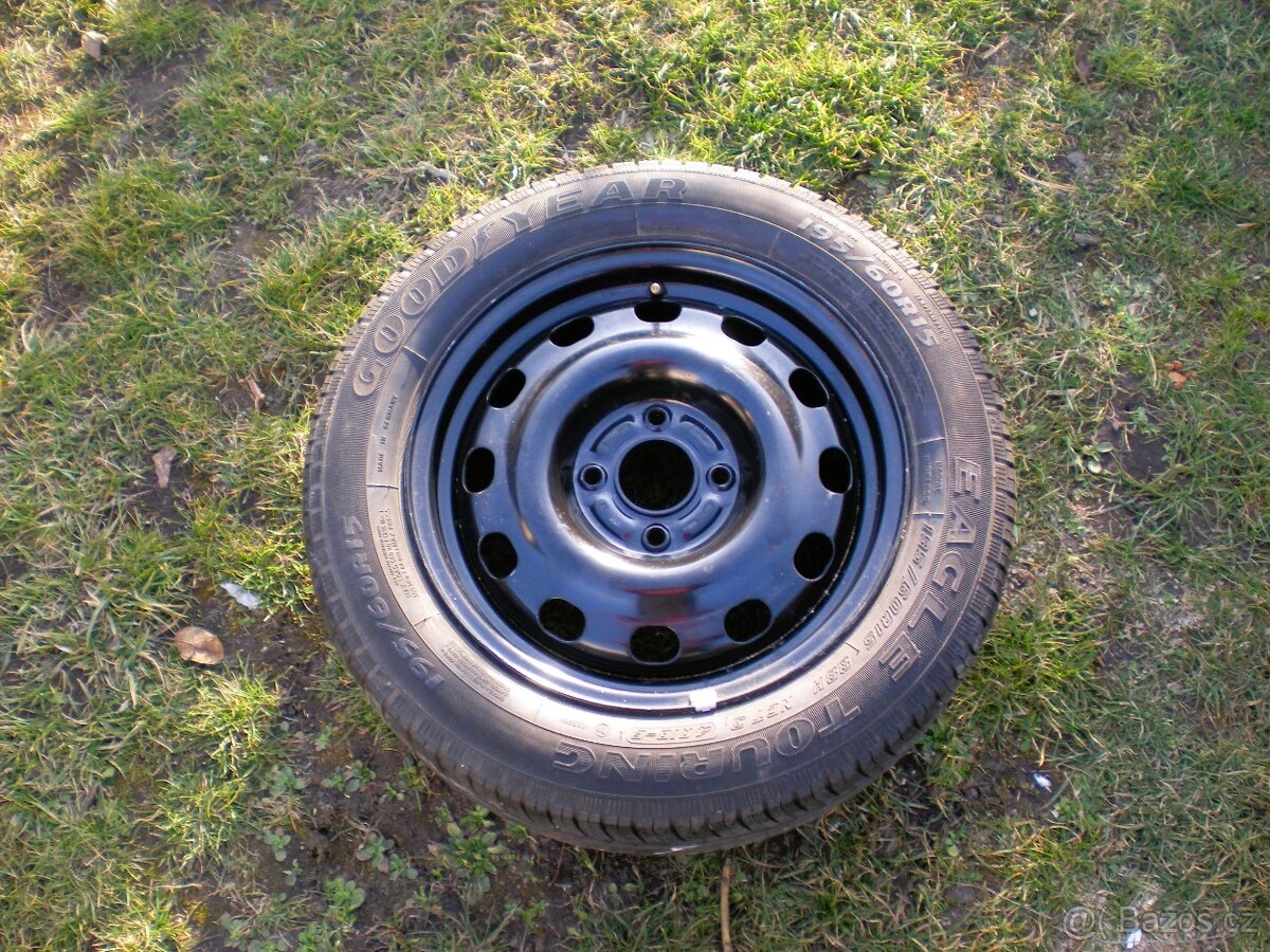 Plechové kolo  R 15, rozteč 108 mm. Org. Ford - 2