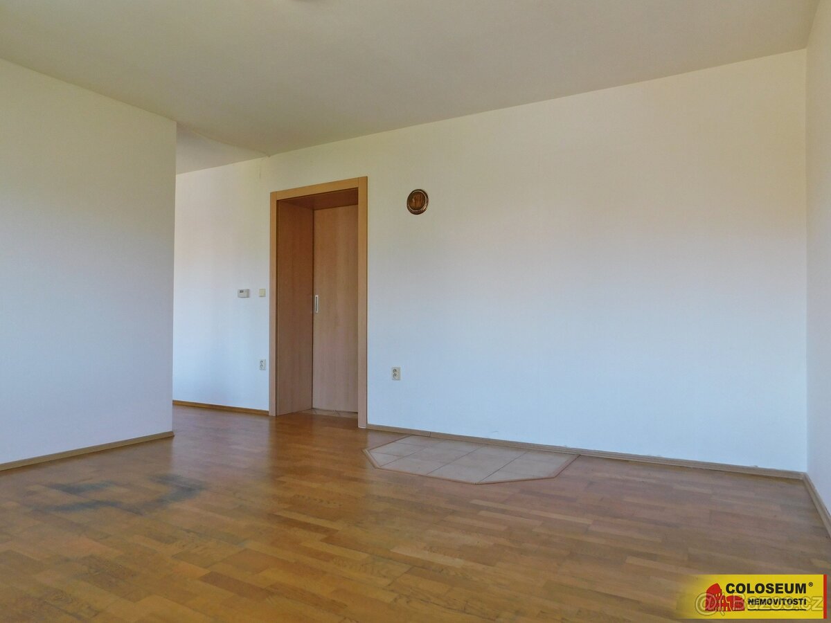 Hustopeče, byt OV 2+1, výhled do zeleně, krbová kamna, po re - 2