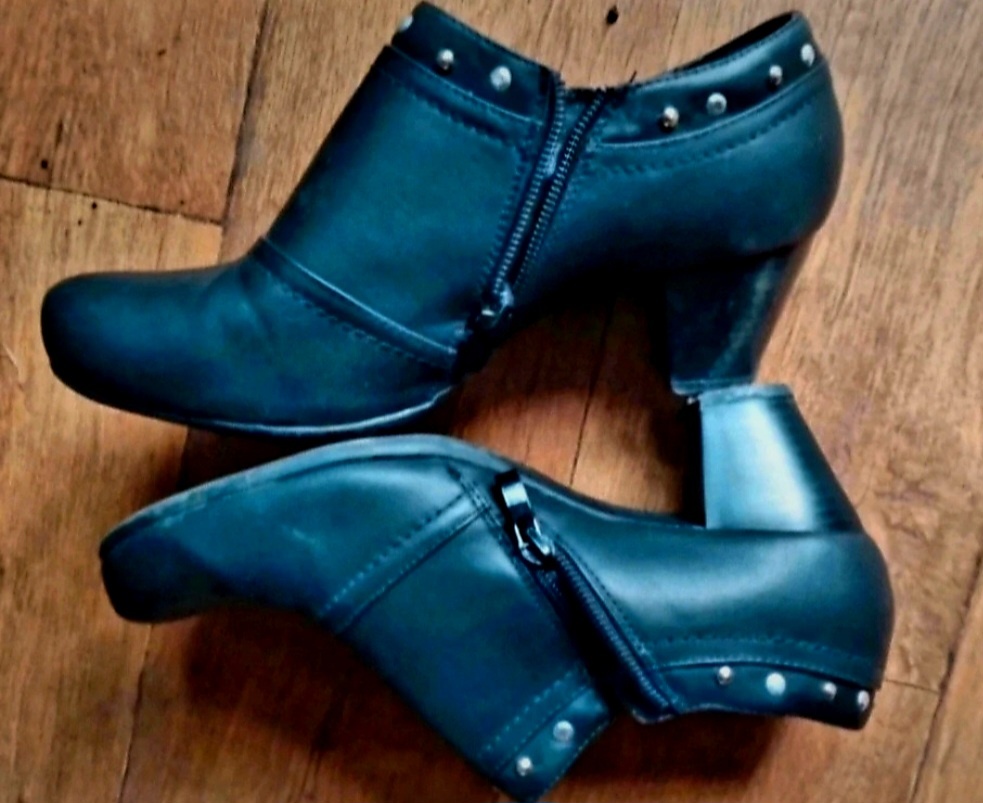 Černé kotníkové boty. - 2