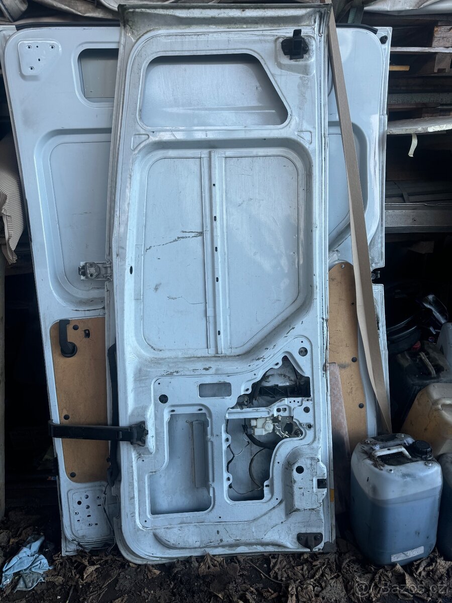 Prodám zadní dveře Renault Master - 2
