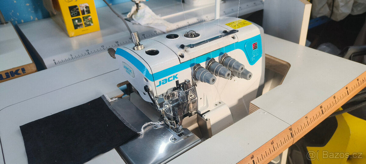 Průmyslový 4 nitný overlock Jack E4 - 2