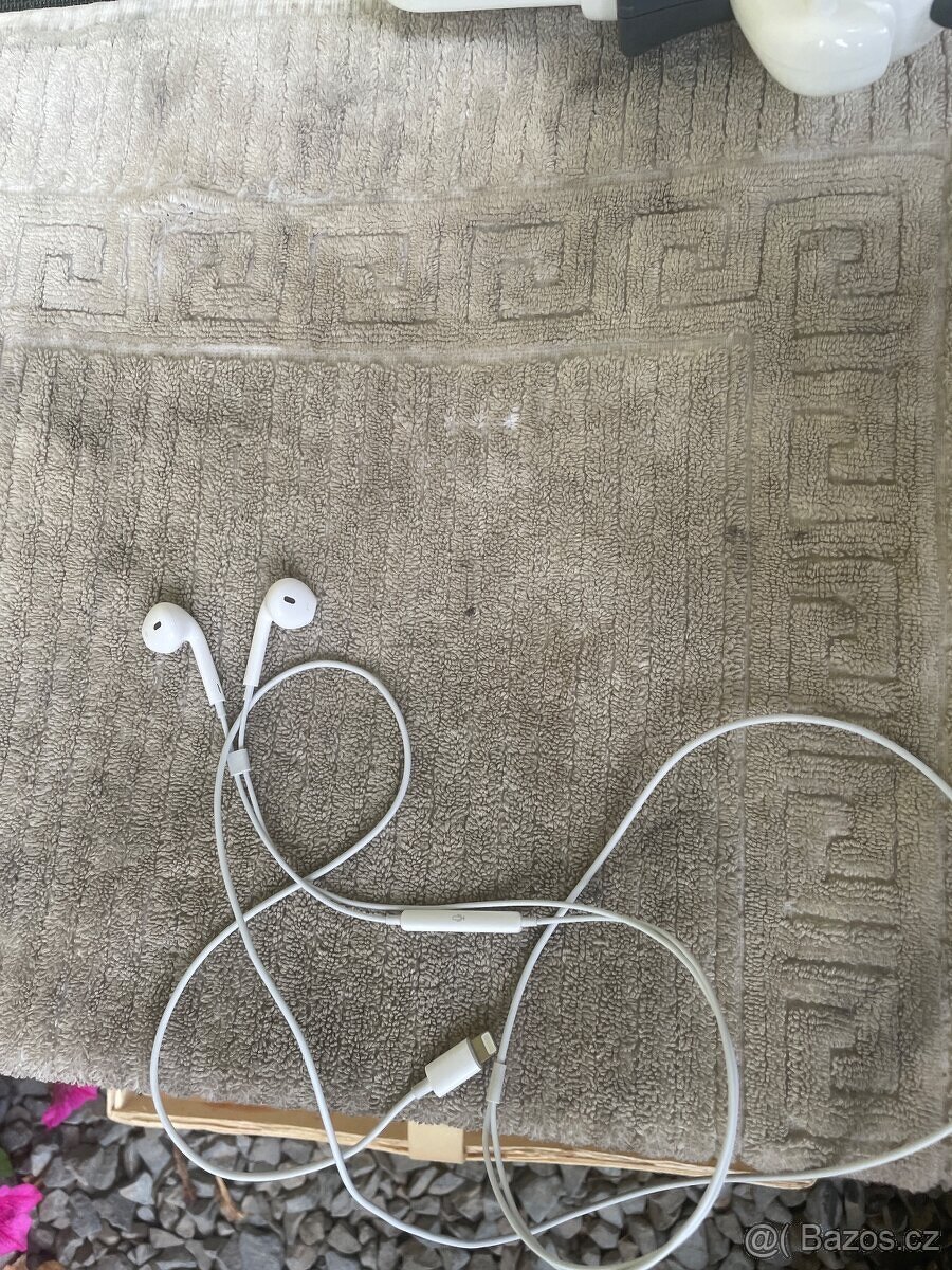 Apple sluchátka nové - 2