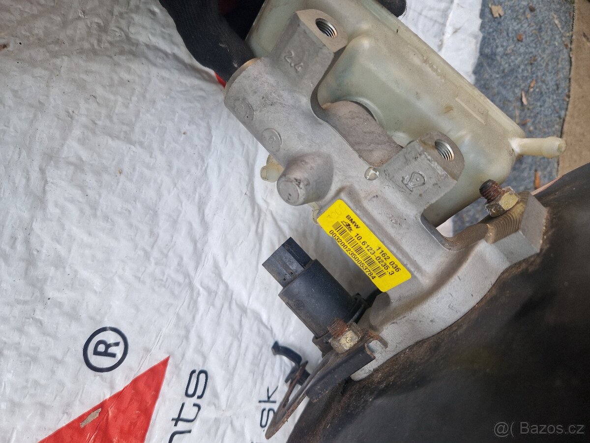 BMW e36 328i hlavní brzdový válec s posilovačem - 2