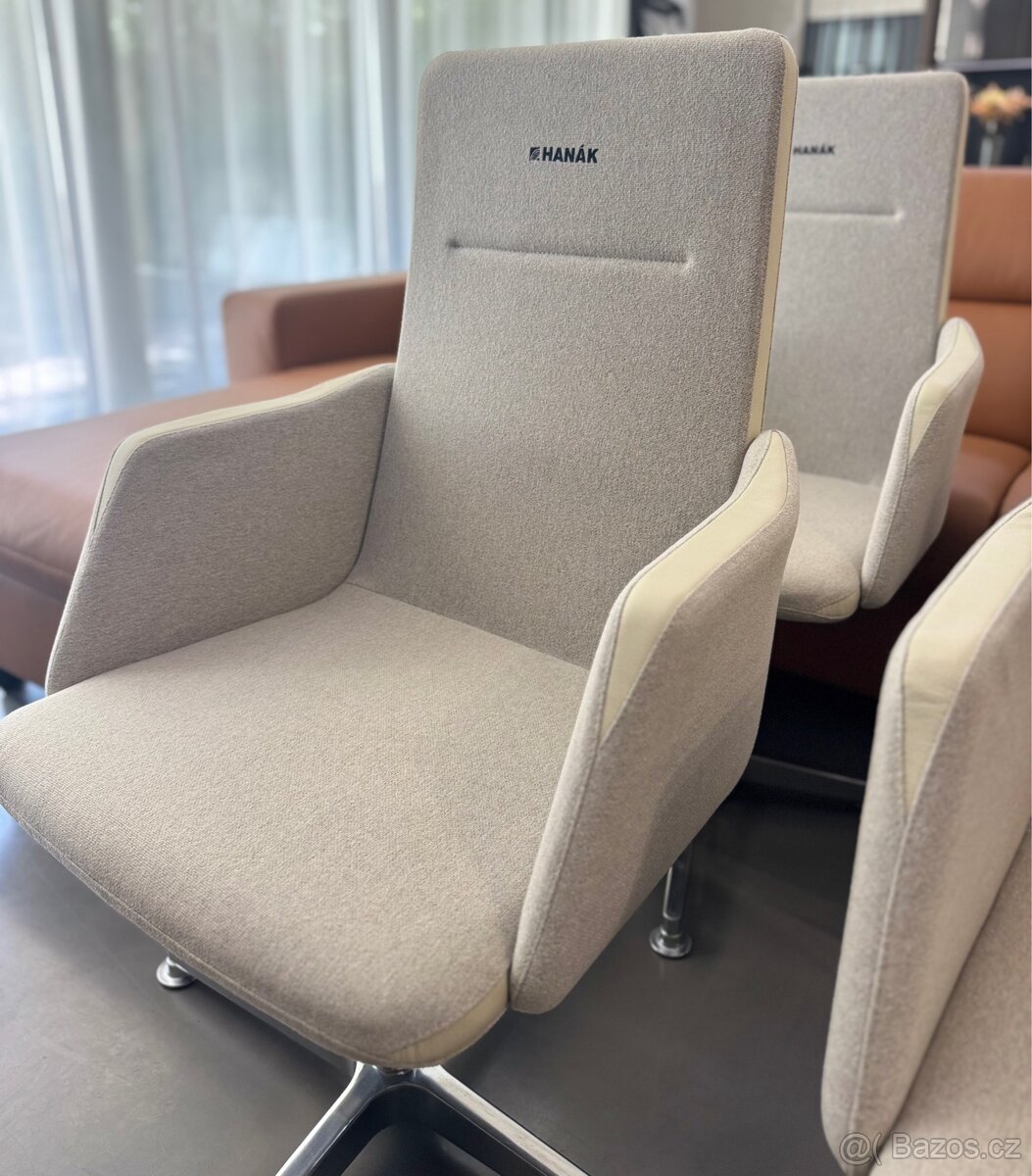 Čalouněné látkové křeslo - 2