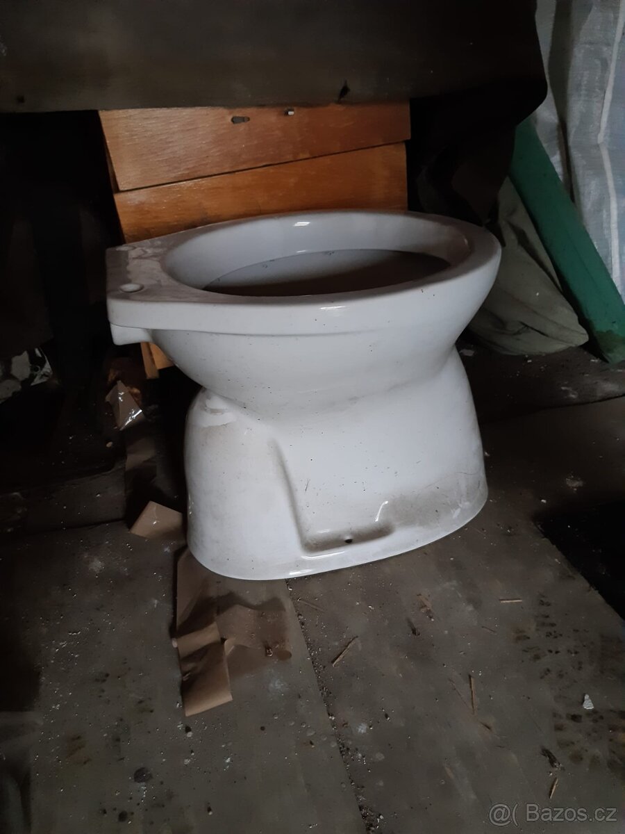 WC mísa - 2x, umývadlo - 2x, sloup k umývadlu - nepoužité - 2