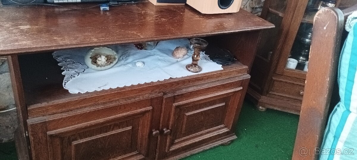 prosklená skřín a komoda - 2