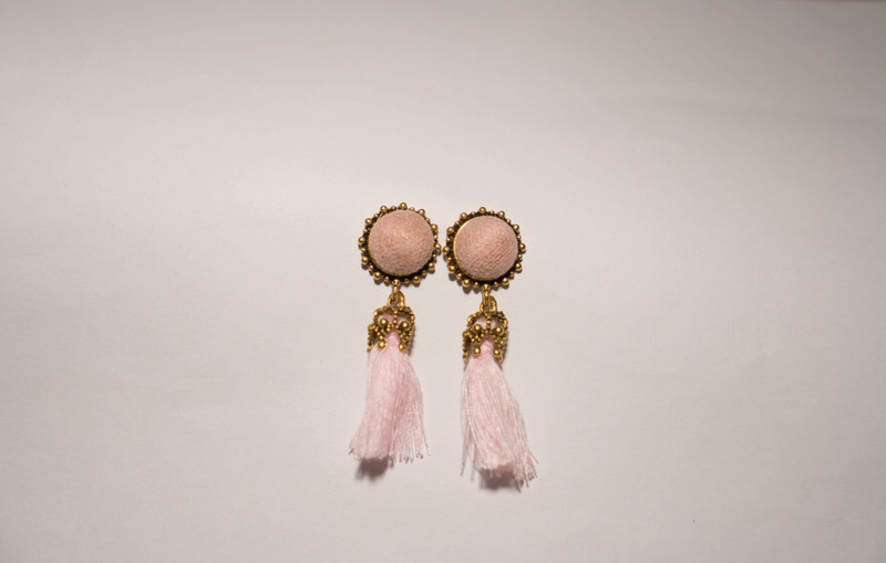 Krásné světle růžové náušnice s třásněmi a kamínky - 2