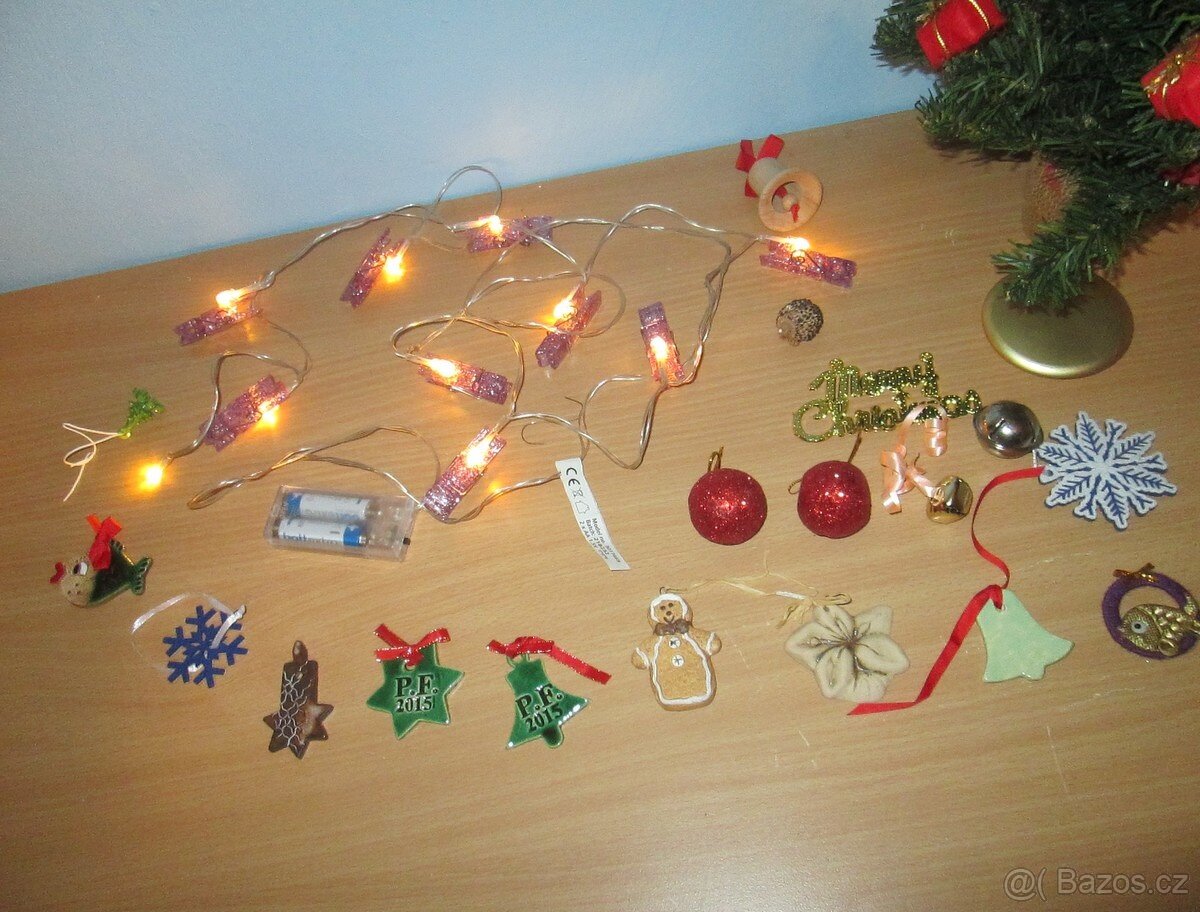 Vánoční ozdoby a řetězy + stromek - 2
