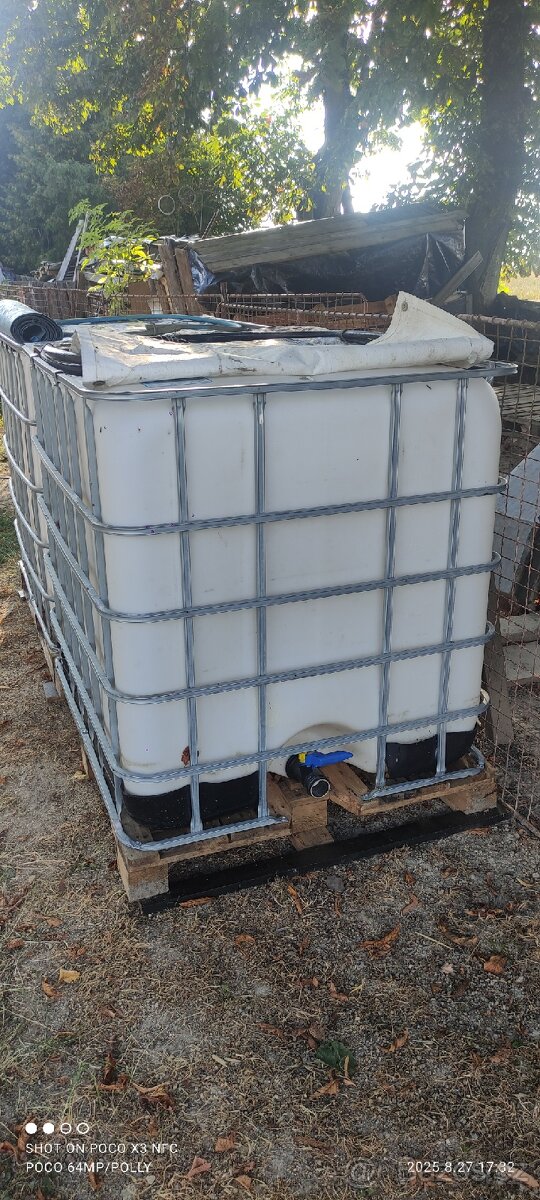 Prodám 1000 litrové nádrže - 2