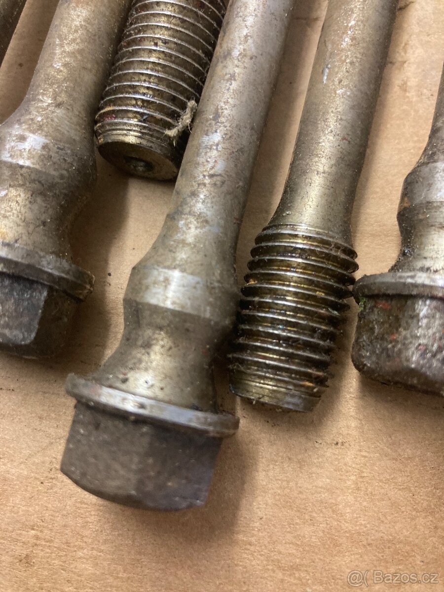Praga V3S šrouby hlavy - 2