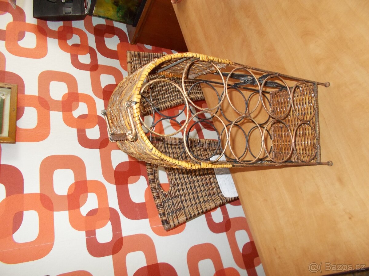 Kovový stojan na víno - 2