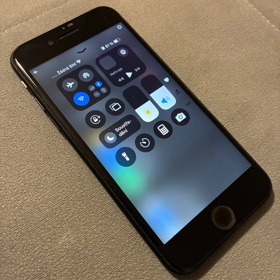 iPhone SE 2020 + Magpul Bump Case a příslušenství - 2