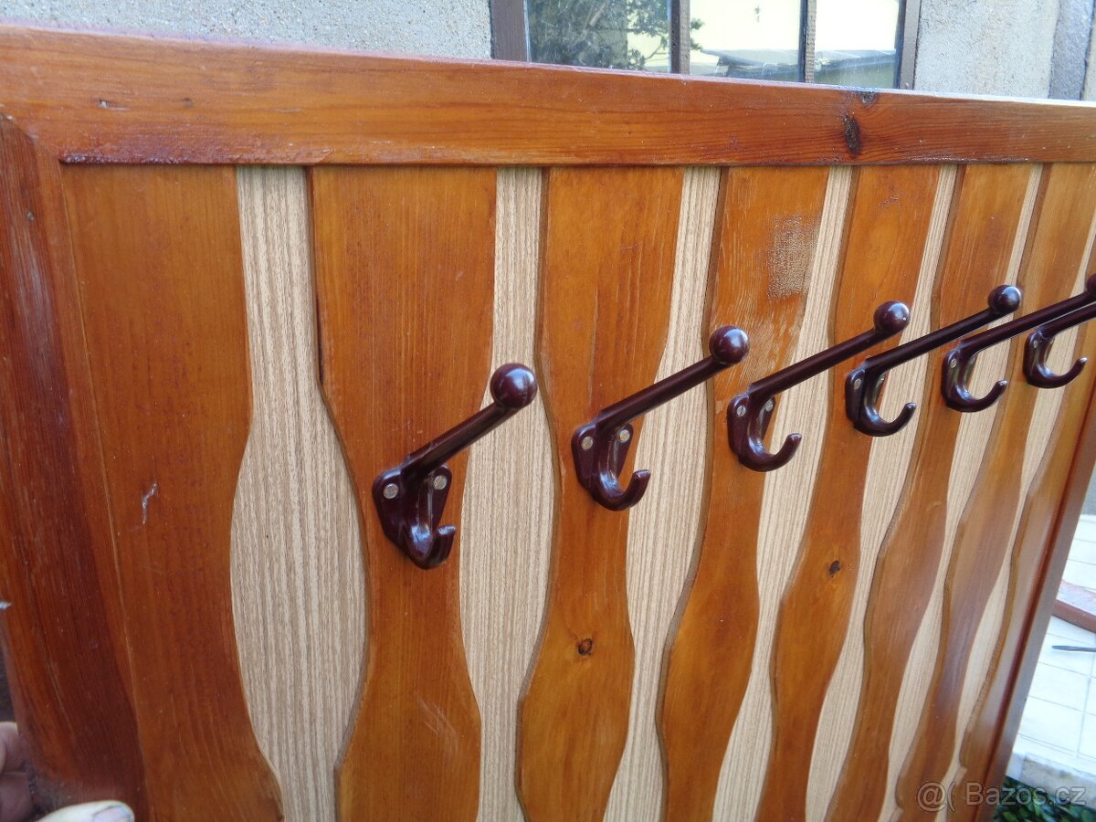 věšákova stěna - 2