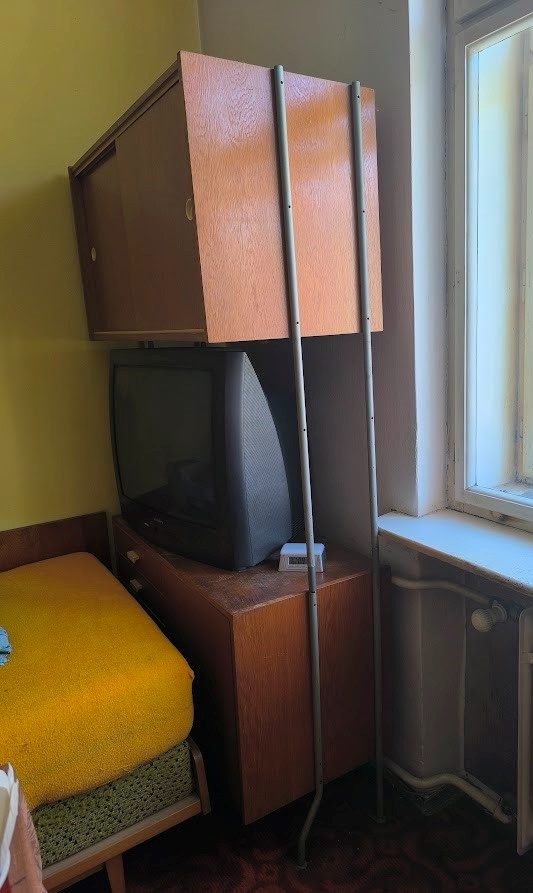 Retro komody (asi Fr.Jirák) spojené kovovou konstrukcí - 2