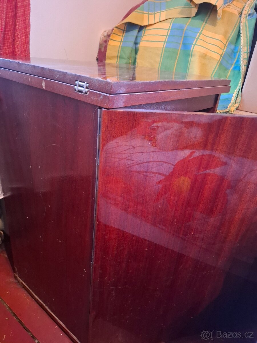 Starý skříňový šicí stroj - 2