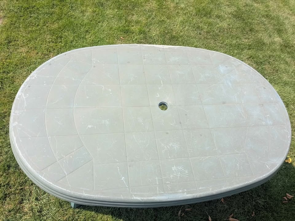 2 Zahradní plastové stoly - 2