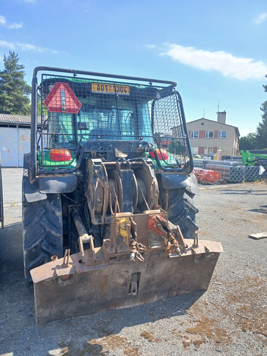 John Deere 6100 s lesnickou nástavbou - 2