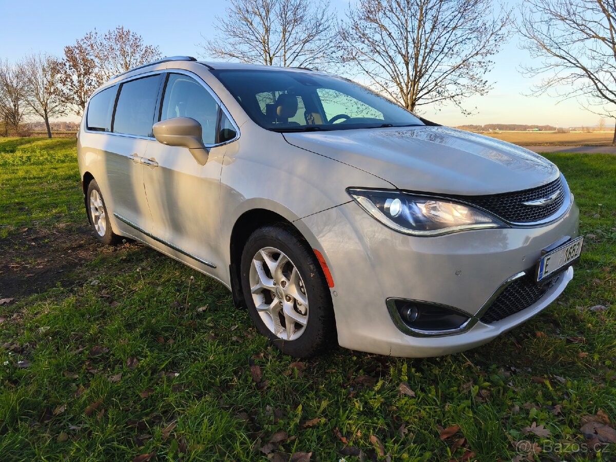 Chrysler Pacifica Touring L Plus - 2