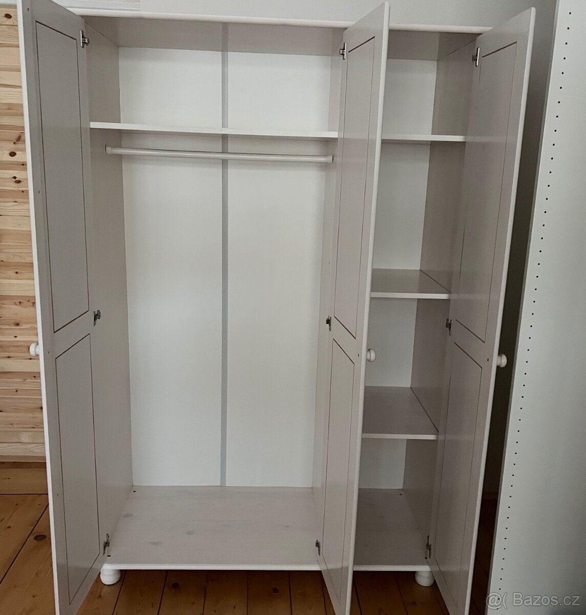 Bílá dřevěná šatní skříň - 2