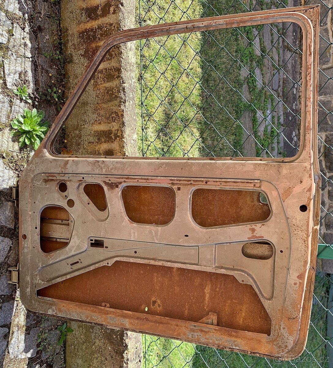 FIAT 126P pravé dveře aj. díly - 2