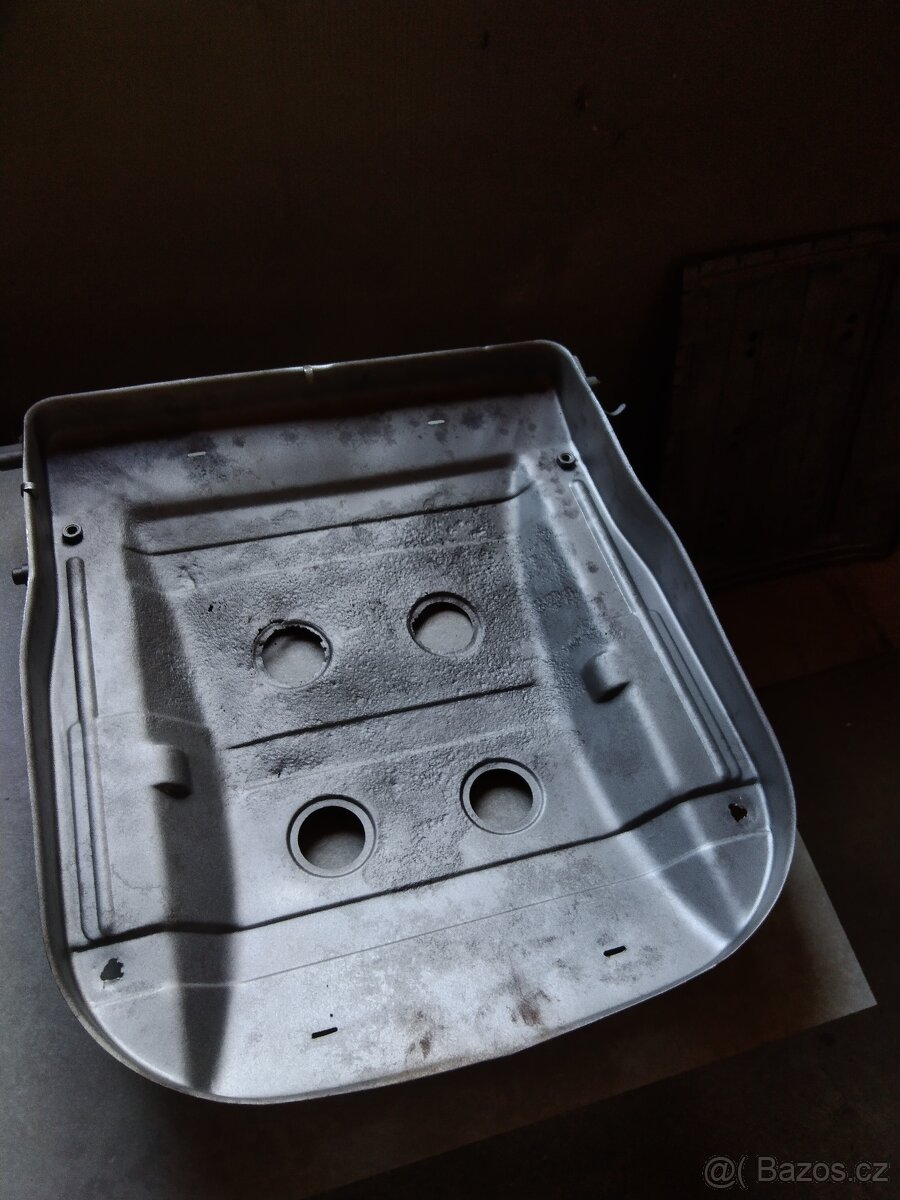 Plechy sedaček 110R - 2