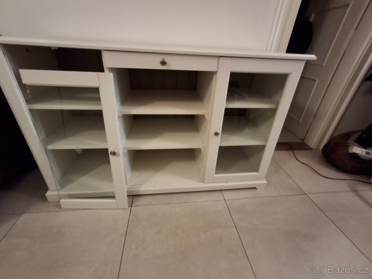 Prosklená skříň - 2