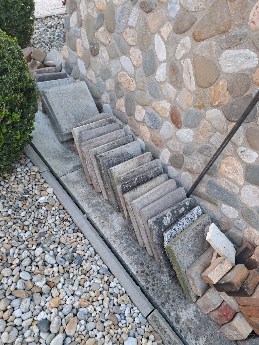 Poškozené staré dlaždice, cihly - 2