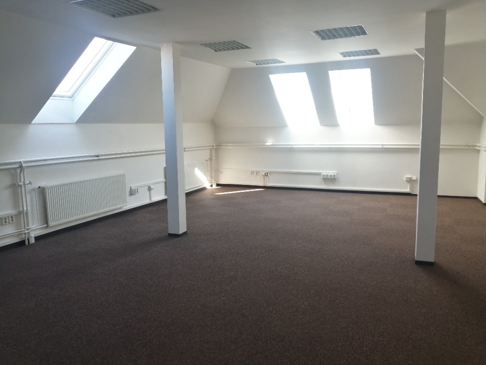 Pronájem rekonstruovaných kancelářských prostor 65 a 20m2 - 2