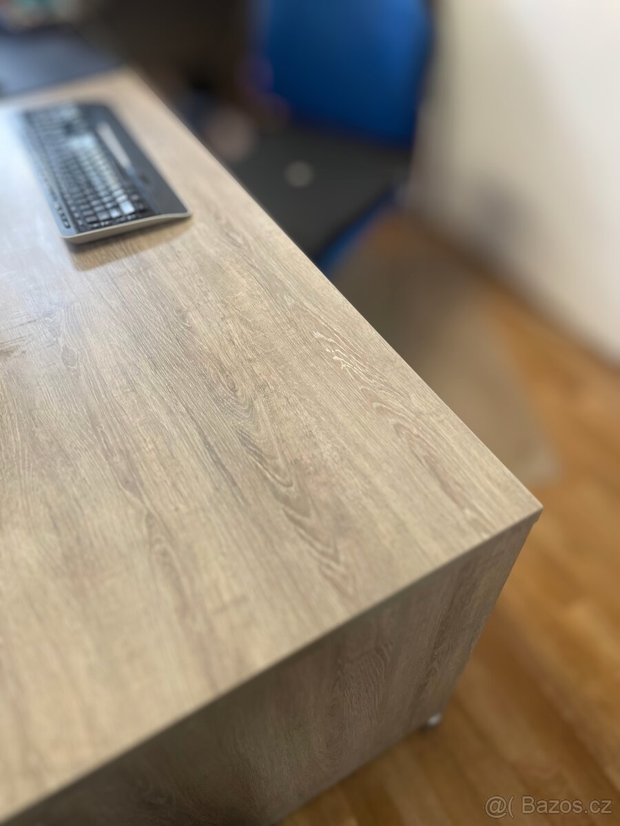 Kancelářský stůl - 2