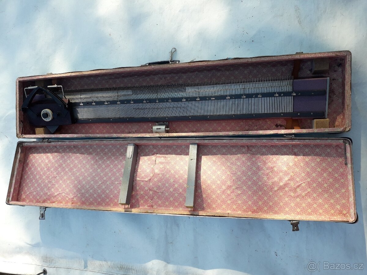 Levně prodám starší, retro pletací stroj viz.foto - 2