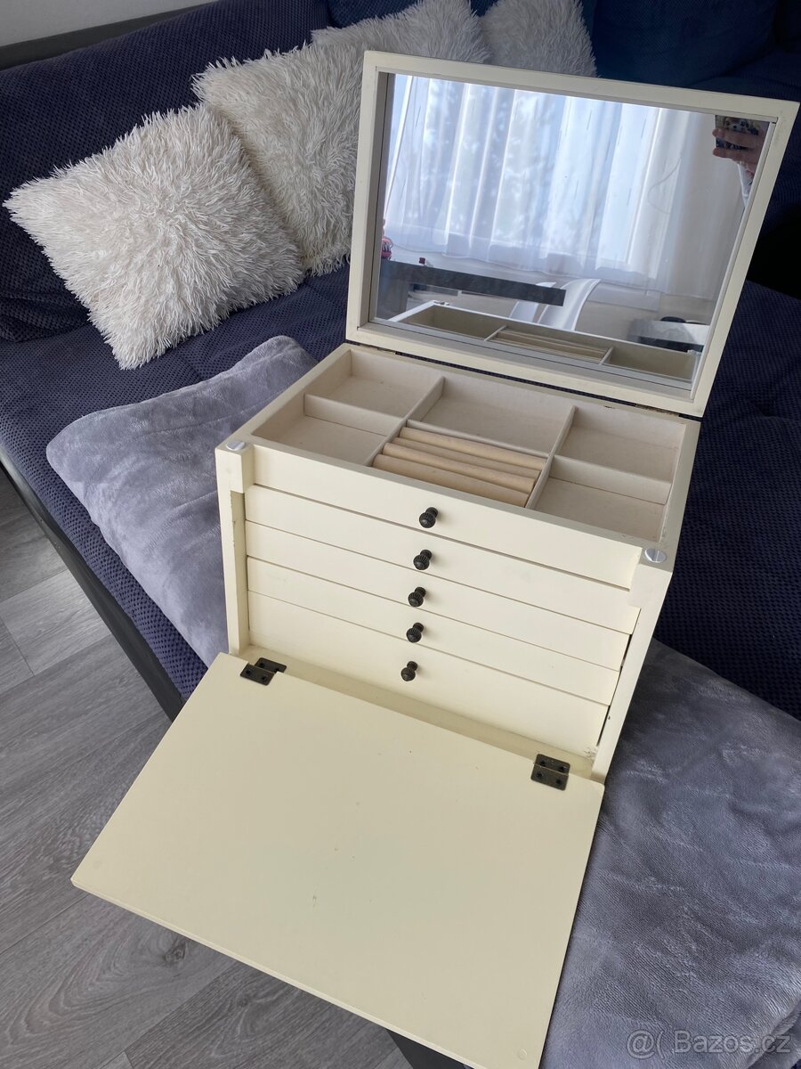 Krásná prostorná šperkovnice - 2