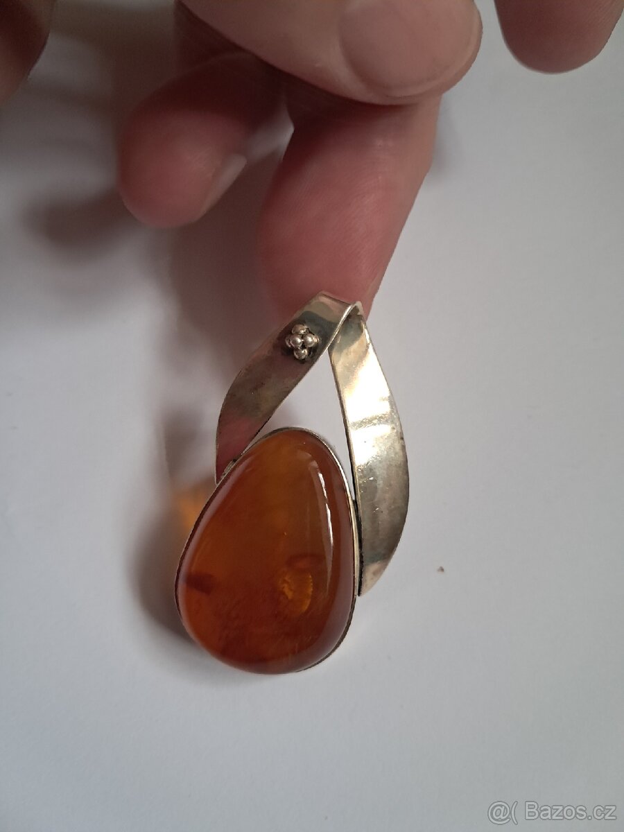 Stříbrný přívěsek s jantarem - 2