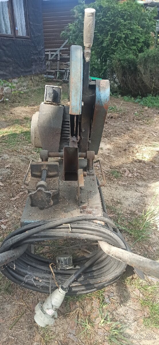 Velká řezačka na kov. - 2