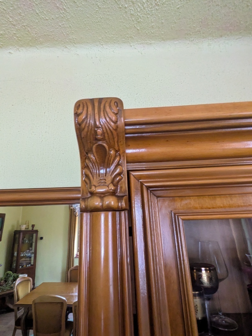 Krásná designová prosklená vitrína - 2