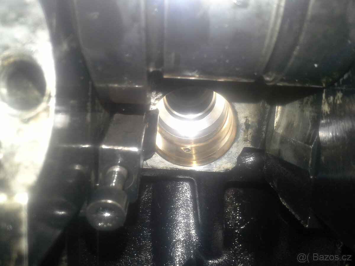 Hlava motoru 1.9 tdi PD - převložkované uložení vstřikovačů - 2