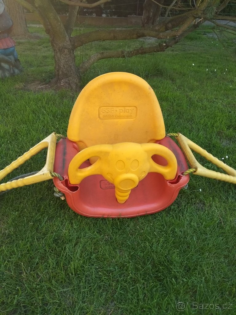 Starší plastová houpačka. - 2