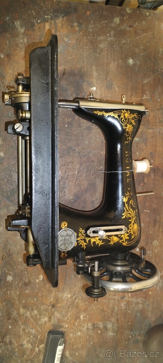 Starý šicí stroj - 2