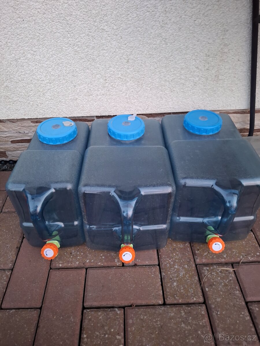 3x kanystry s kohoutky - 2