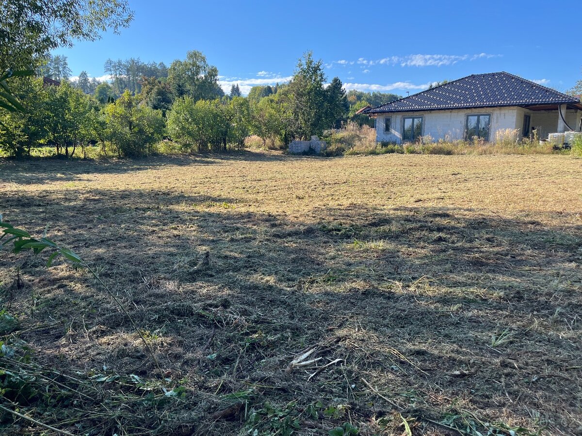 DVOJDŮM ČI TROJDŮM st.pozemek 2398 m² v obci Třemblat - 2