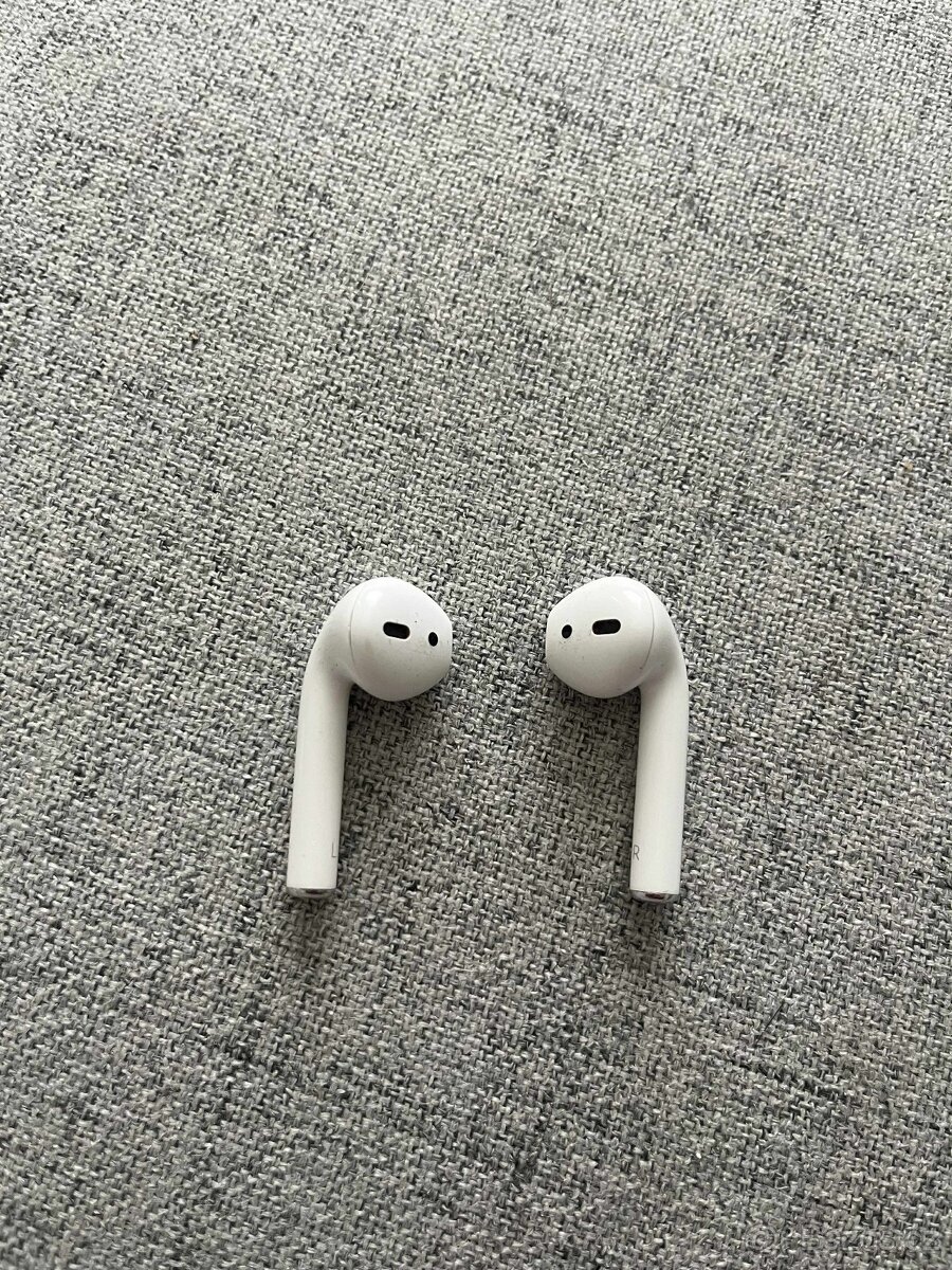 Apple Airpods 2019 s nabíjecím pouzdrem bílá - 2
