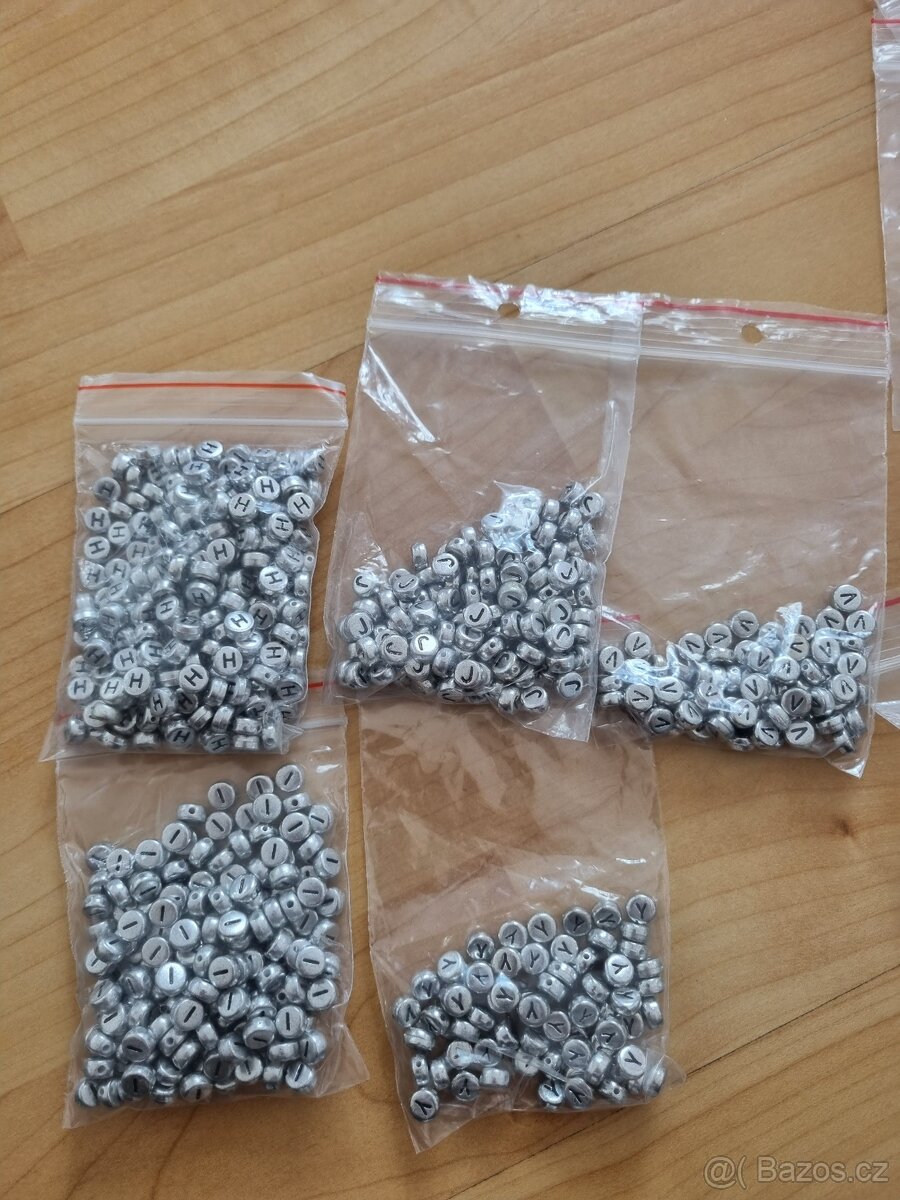 Korálky s písmenky - stříbrné - 2400 ks - 2