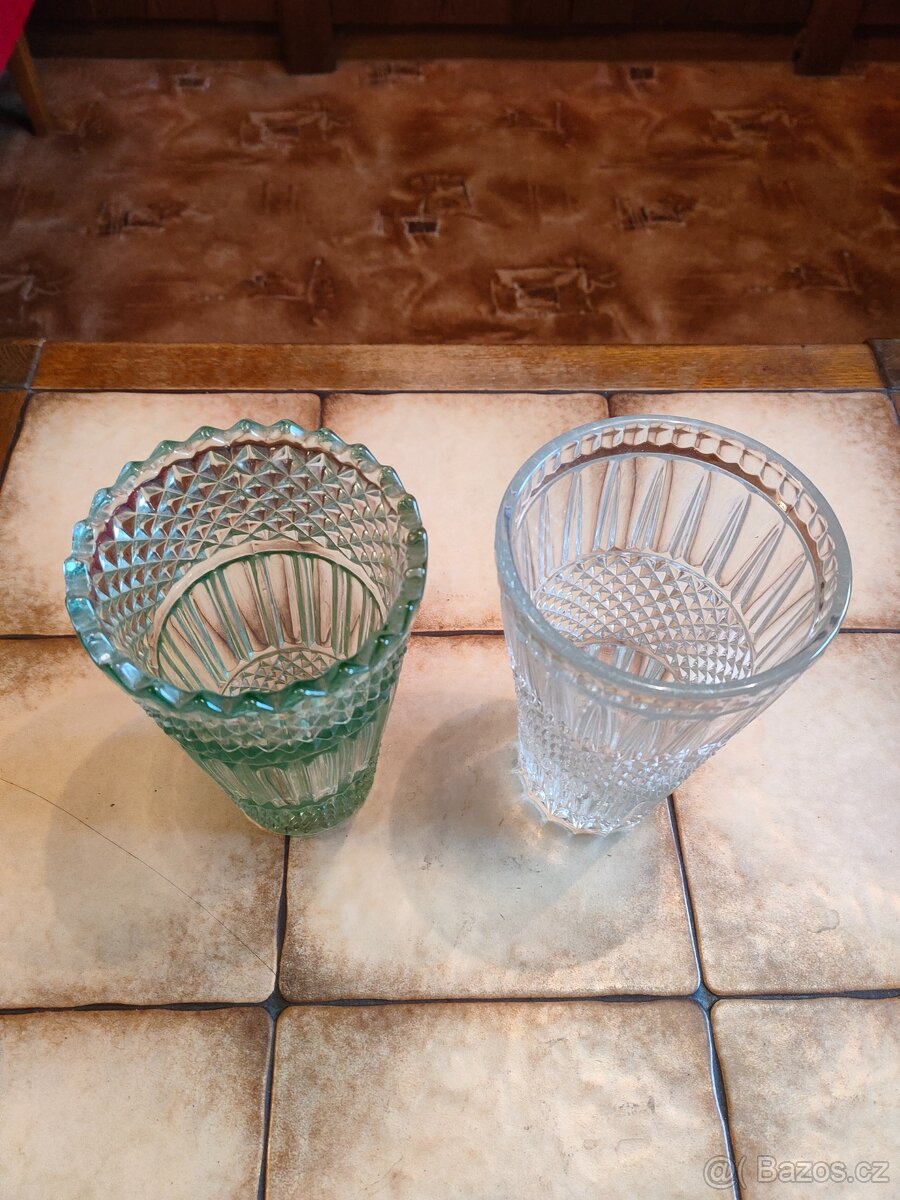 Retro vázy z lisovaného skla 2 ks + bulharský porcelán - 2